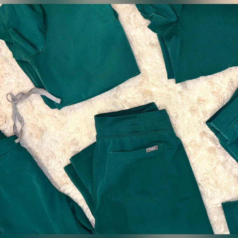 FIGS Hunter green scrubs set